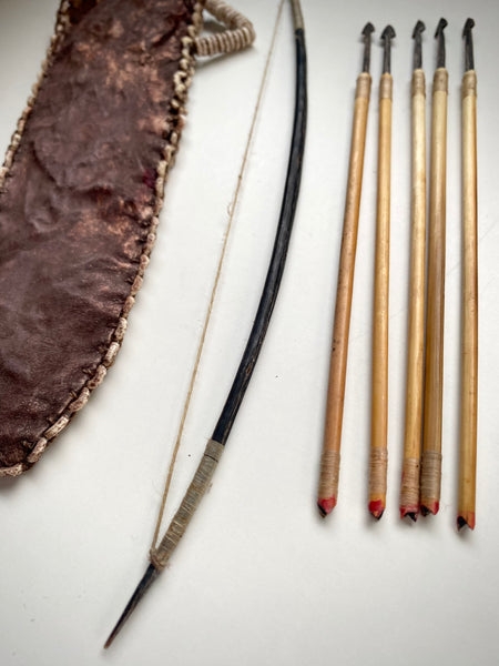 Unusual Antique Early 20th Century Miniature Handmade Bow & Arrow Set In Quiver