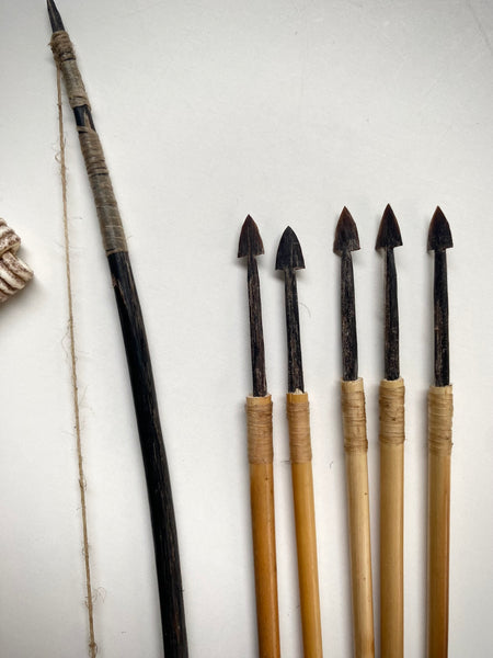 Unusual Antique Early 20th Century Miniature Handmade Bow & Arrow Set In Quiver