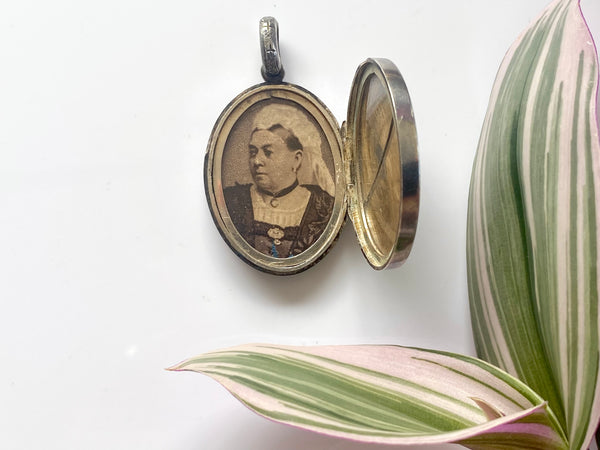 Antique Victorian Mourning Locket With Photo Of Queen Victoria & A Lock Of Hair - Source Vintage